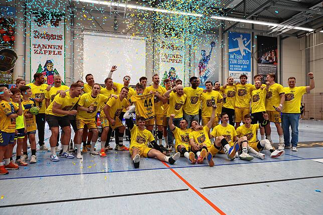 Bild 4: HSG Konstanz feiert den Aufstieg in die 2. Handball-Bundesliga. Bilder vom Spiel gegen Hildesheim