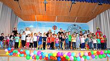 Die kleinen Zirkusdarsteller des Unterkirnacher Kindergartens Arche Noah präsentieren sich nach der Aufführung ihrem Publikum. Bild: ...