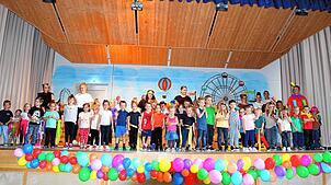 Die kleinen Zirkusdarsteller des Unterkirnacher Kindergartens Arche Noah präsentieren sich nach der Aufführung ihrem Publikum. Bild: ...