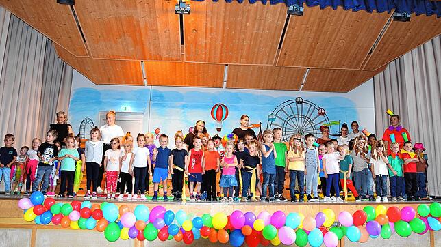 Die kleinen Zirkusdarsteller des Unterkirnacher Kindergartens Arche Noah präsentieren sich nach der Aufführung ihrem Publikum. Bild: ...