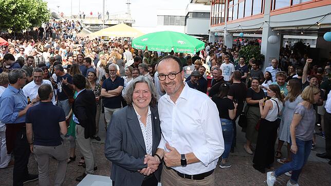 Die Rektorin der Universität Konstanz, Kerstin Krieglstein, und Oberbürgermeister Uli Burchardt freuen sich über den Erfolg der ...