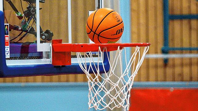 Ein Basketball fliegt in den Korb in der Halle der Wiha Panthers. Das Bild stammt aus 2020.