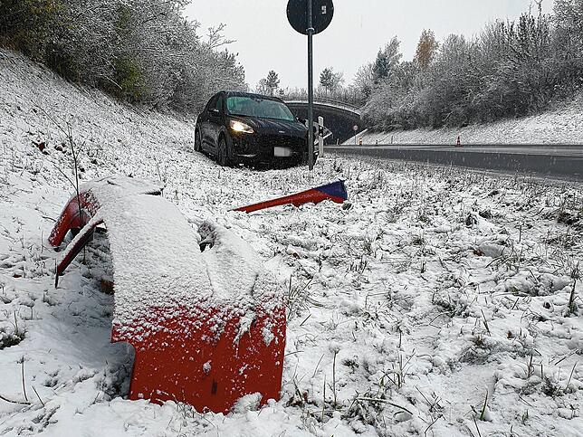 Fahrzeugteile liegen im Schnee, dahinter steht eines der fünf beschädigten Autos.