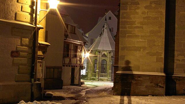 Das Überlinger Rathaus im Winter bei Nacht. Dank Langzeitbelichtung ist eine Figur schattenartig zu sehen. Wer zieht in diesem Jahr ins ...