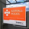 Ein Schild am Eingang des Gebäudes in der Klinikstraße 3 in Villingen-Schwenningen weist auf die Notfallpraxis der KVBW hin.