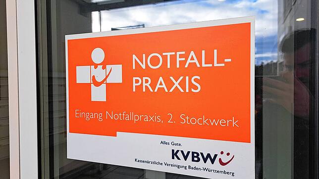 Ein Schild am Eingang des Gebäudes in der Klinikstraße 3 in Villingen-Schwenningen weist auf die Notfallpraxis der KVBW hin.