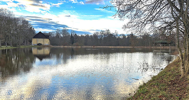 Die Eiswiese ist geflutet und bettet sich harmonisch in das Landschaftsbild des Schlossparks ein. Jetzt fehlen nur noch starke Nachtfröste.