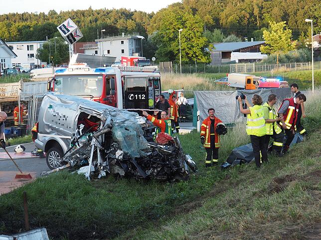 Feuerwehr, Sanitäter, Notärzte und Polizei arbeiten Hand in Hand. Notfallseelsorger helfen Hinterbliebenen und Helfern gleichermaßen. Im ...