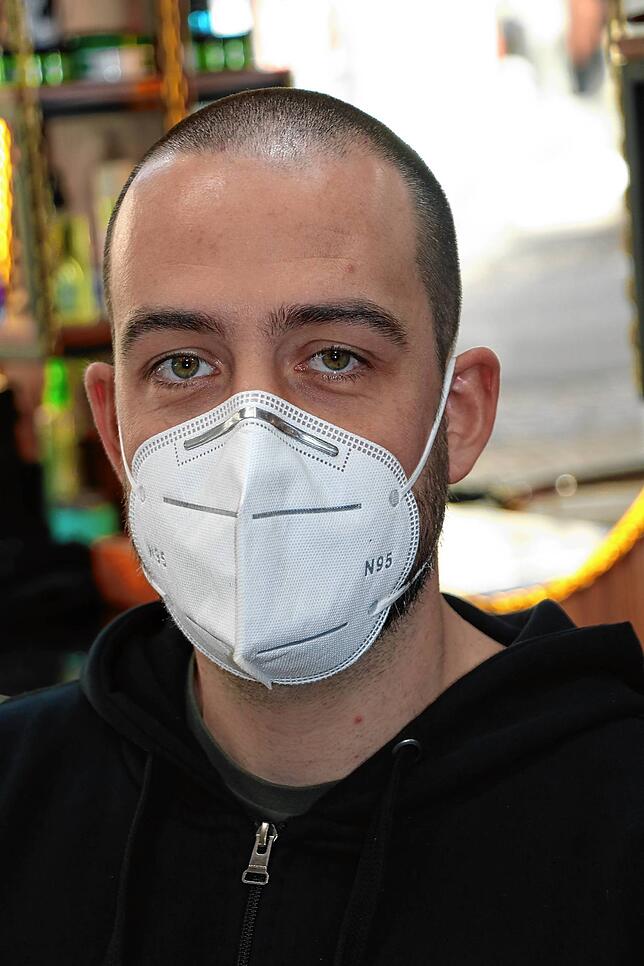 Martin Merz ist zum ersten Mal im Barber Shop an der Karlstraße. Das orientalischen Flair in dem reinen Herren-Geschäft gefällt dem ...