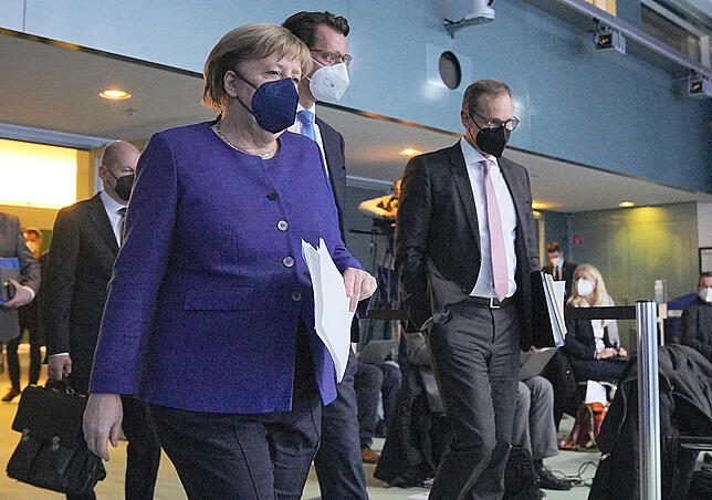 18.11.2021, Berlin: Olaf Scholz (SPD, l-r), geschäftsführender Bundesfinanzminister, die geschäftsführende Bundeskanzlerin Angela Merkel ...