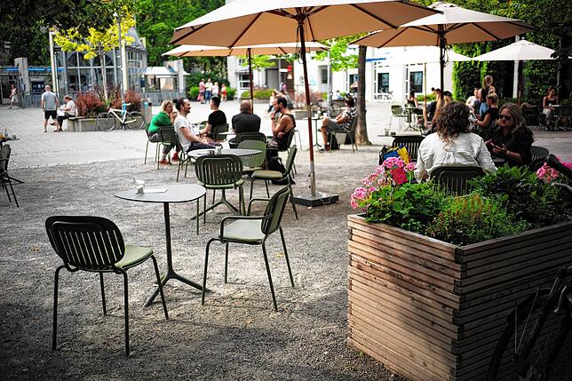 Augustinerplatz, kostenpflichtig: Der schönste Bereich des ansonsten etwas tristen Platzes wird inzwischen auch von Gastronomie genutzt. ...