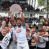 Jaaaa! Der FC 08 Villingen gewinnt das Double aus SBFV-Pokal und Oberliga-Meisterschaft: Kapitän Tevfik Ceylan mit der Meisterschale.