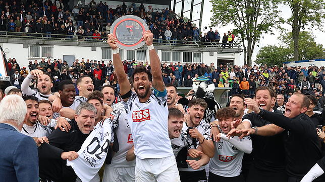 Jaaaa! Der FC 08 Villingen gewinnt das Double aus SBFV-Pokal und Oberliga-Meisterschaft: Kapitän Tevfik Ceylan mit der Meisterschale.