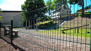Der Spielplatz des Kindergartens Schönenbach – hier ein Archivbild – soll neu gestaltet werden. Dazu muss aber erst einmal Geld locker ...