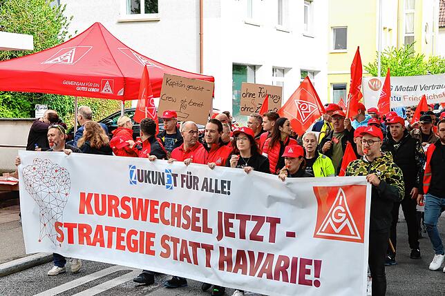 An der IG-Metall-Geschäftsstelle vorbei führt der Protestzug durch Friedrichshafen.