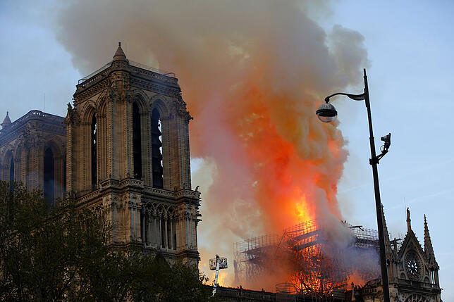Feuerwehrleute versuchen, das Feuer in der Kathedrale zu löschen
