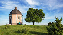 An der Josefs-Kapelle auf dem Alten Berg lässt sich in herrlicher Ruhe sitzen und die Landschaft genießen. Bilder: Thomas Bichler