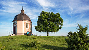 An der Josefs-Kapelle auf dem Alten Berg lässt sich in herrlicher Ruhe sitzen und die Landschaft genießen. Bilder: Thomas Bichler