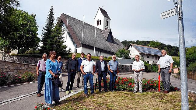 Unterwegs in Aichen: Mit diesen interessierten Bürgern ist Oberbürgermeister Philipp Frank (Zweiter von rechts) bei einem Gang durch ...