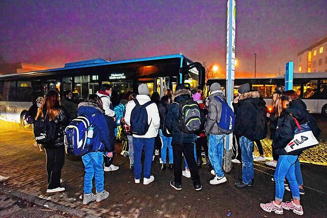 Dicht an dicht stehen die Schüler an vielen Bussen an – hier in Donaueschingen. Selbst Eltern schütteln den Kopf, wenn sie an ...