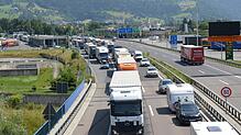Blick auf die A 96 bei Lindau: Bei zwei Schleierfahndungskontrollen in Fernbussen vollstreckten die Fahnder drei Haftbefehle und trafen ...