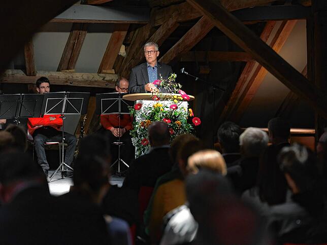 Bürgermeister Robert Scherer überbringt ebenso seine Glückwünsche. Bilder: Reiner