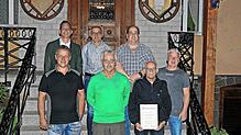 Geehrte Mitglieder und gewählter Vorstand des KCB (vorn, von links): Michael Mayer, Arnold Kaltenbach, Michael Winkler, Uli Kleiser, ...