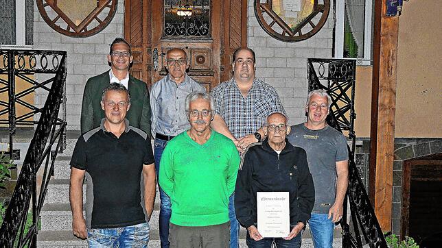 Geehrte Mitglieder und gewählter Vorstand des KCB (vorn, von links): Michael Mayer, Arnold Kaltenbach, Michael Winkler, Uli Kleiser, ...