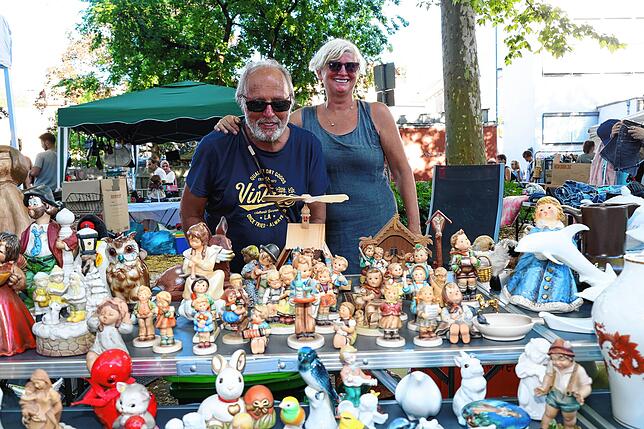 Bild 25: Mega Flohmarkt in Konstanz und Kreuzlingen: die ersten Besucher schlendern über die Verkaufsflächen