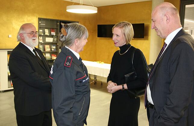Landrätin Stefanie Bürkle und ihr Ehemann Roland begrüßten die Gäste persönlich, hier die beiden Notfallseelsorger Elke Gehrling und ...