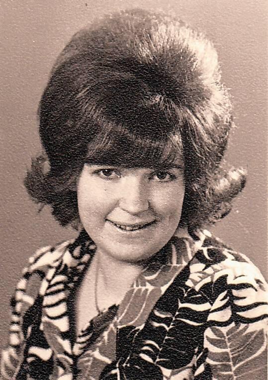 Die junge Christa Puchein strahlt in die Kamera.