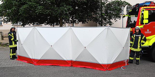 Eine Sichtschutzwand der Feuerwehr Konstanz: So sind Unfallopfer vor Gaffern und Schaulustigen geschützt.