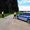Mitarbeiter des Kommunalen Ordnungsdienstes kontrollieren die Feldwege, die von Verkehrsteilnehmern als Schleichwege missbraucht werden.