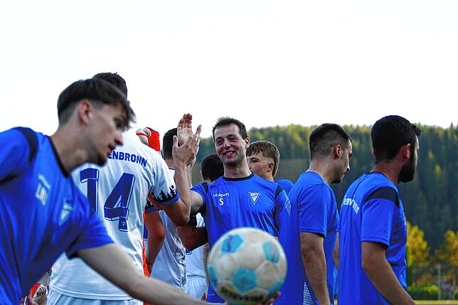 Bild 13: Der FV Tennenbronn gewinnt gegen den FC Öhningen-Gaienhofen. Wir haben die besten Bilder!