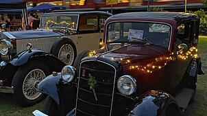 Ein ganz besonderes Ambiente können die Festbesucher in den Abendstunden erleben, wenn viele der Oldtimer mit Laternen und Lichterketten ...