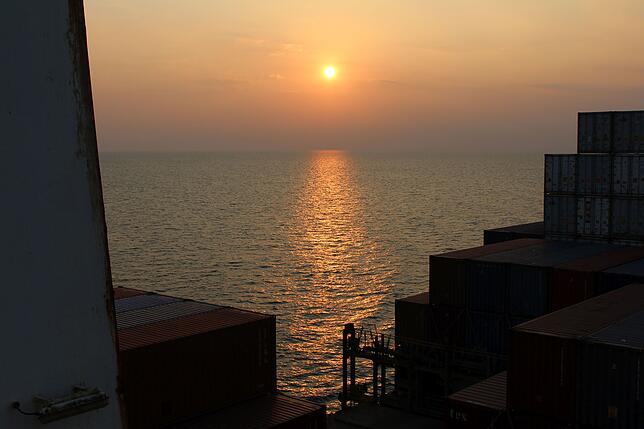 Mal ein neues Foto-Motiv: Sonnenuntergang zwischen Schiffscontainern.