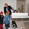 Bürgermeister Daniel Heß besucht mit Kindergartenkindern den neu entstehenden Krippenbau. Paula (von links), Maditha, Lina, Hammondi und ...