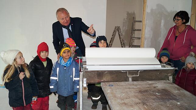 Bürgermeister Daniel Heß besucht mit Kindergartenkindern den neu entstehenden Krippenbau. Paula (von links), Maditha, Lina, Hammondi und ...