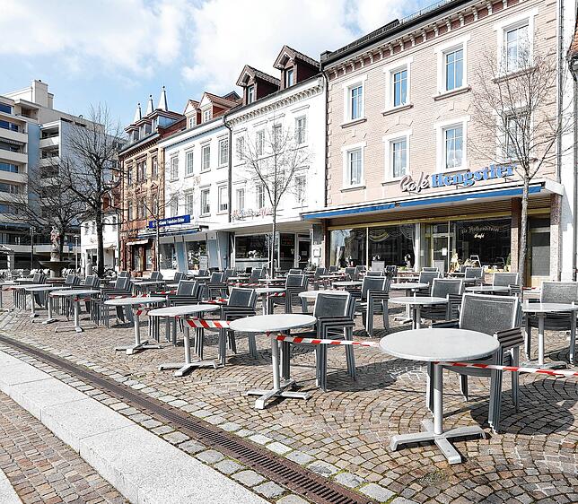 Wegen des Coronavirus geschlossen: Das Flatterband um die Tische signalisiert die Situation auf dem Hengstlerplatz in Donaueschingen.