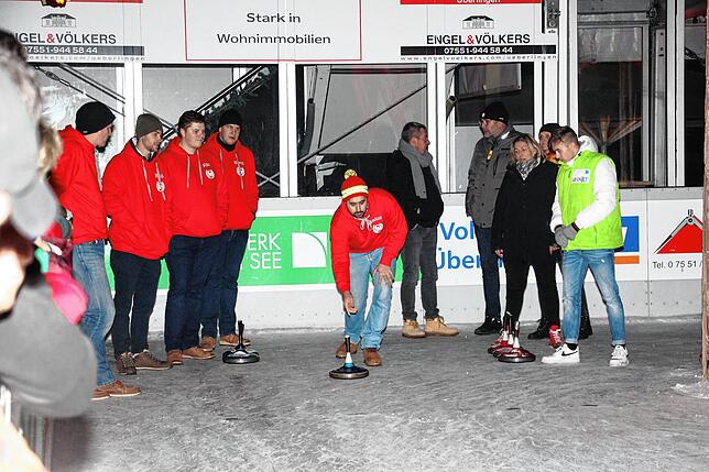 Auch die Stadtmeisterschaft im Eisstockschießen ist wieder geplant. Coronabedingt müssen die Teilnehmer Handschuhe tragen.