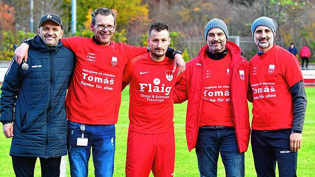 Abschied beim FC Tiengen 08: Nach acht Jahren verlässt Tomas Masek (Mitte) den Verein. Mit warmen Worten verabschiedete ihn Martin ...