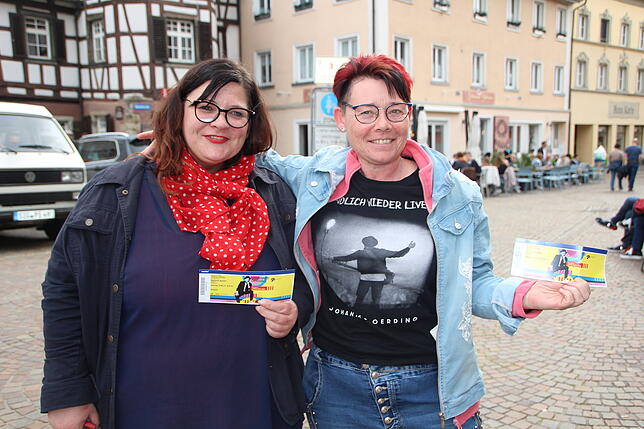 Nicole Willmann und Eva Philipp aus Ühlingen-Birkendorf gefällt die Stimmung bei den Konzerten.