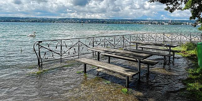 (Archivbild) An dieser Picknickstelle entlang des Uferwegs in Konstanz hätten Besucher nasse Füße bekommen. Das Wasser trat über die ...