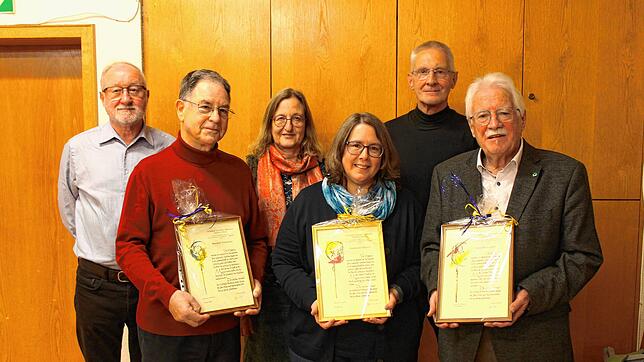 Ehrungen beim Kirchenchor (von links): Der Vorsitzende Dieter Krüsch, Manfred Trötschler (50 Jahre), Chorleiterin Elisabeth ...