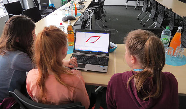 Die Schülerinnen konnten beim Programmierwettbewerb ihre Kenntnisse direkt anwenden. Bild: Doubleslash