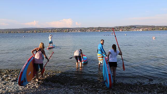 Aufs geht's zur Yoga-Insel: Die Teilnehmer machen sich nach einer Aufwärmphase auf den Weg in den See.