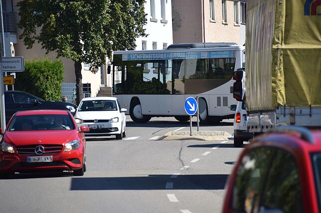 Das Abbiegen nach links in die Stabelstraße kostet manchmal Zeit, weil aus Richtung Dillstraße Gegenverkehr kommt. Busse kommen beim ...