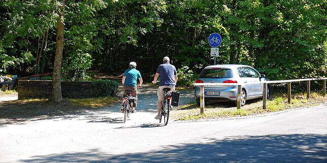 Fahrradfahrer, die in den Waldweg parallel der Eichhornstraße Richtung Hörnle fahren.