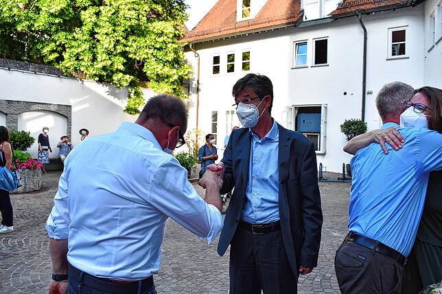 FDP-Stadtrat Rolf Haas gratuliert Riedmann am Sonntagabend zur Wiederwahl. Haas ist einer der schärfsten Kritiker des Bürgermeisters im ...