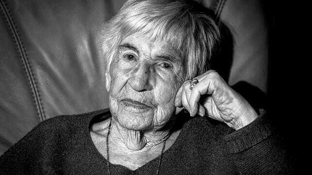 ARCHIV &ndash; 08.12.2019, Hamburg: Esther Bejarano, deutsch-jüdische Überlebende des Konzentrationslagers Auschwitz-Birkenau, sitzt in ...